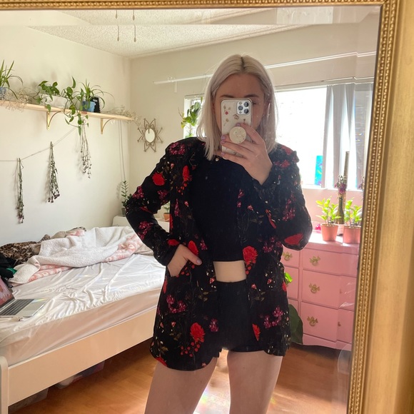 black and red floral blazer - Picture 4 of 4